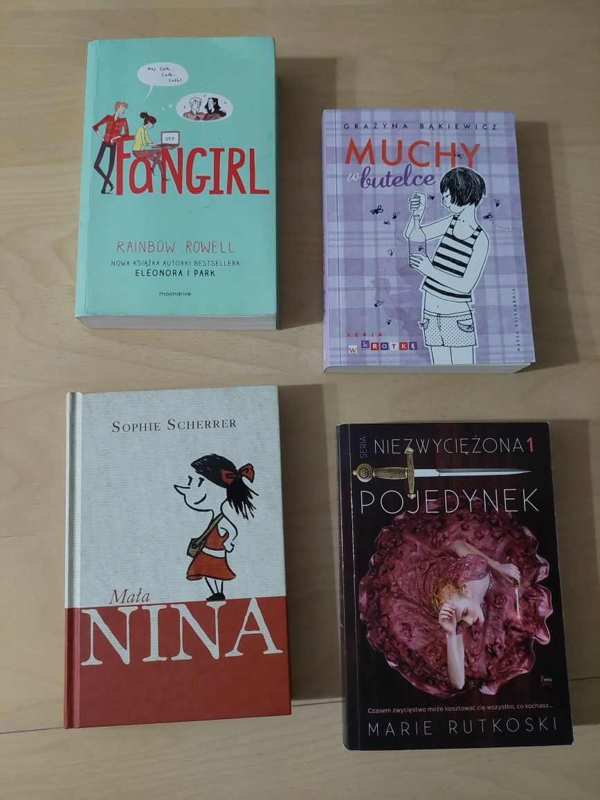 Niezwyciężona Pojedynek, Mała Nina,  Muchy w butelce, Fangirl