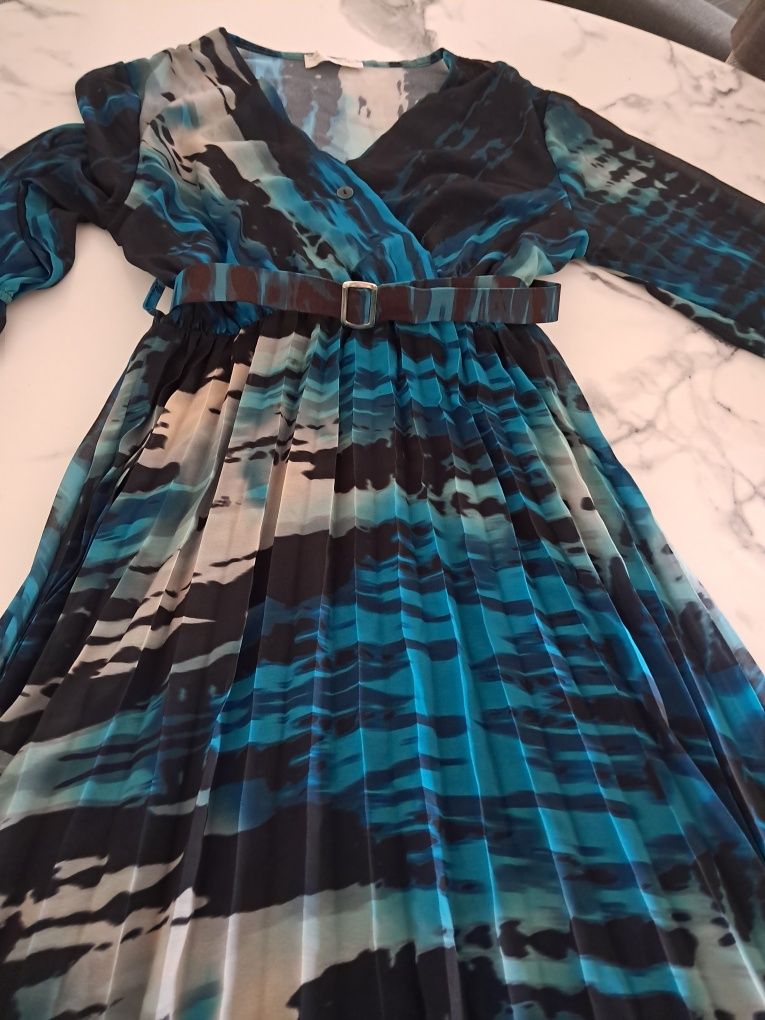 Vestido leve e forrado azul e preto