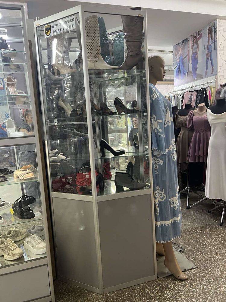 Срочно продам  стеклянную витрину