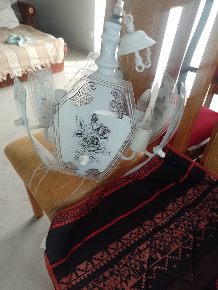 Biały żyrandol
