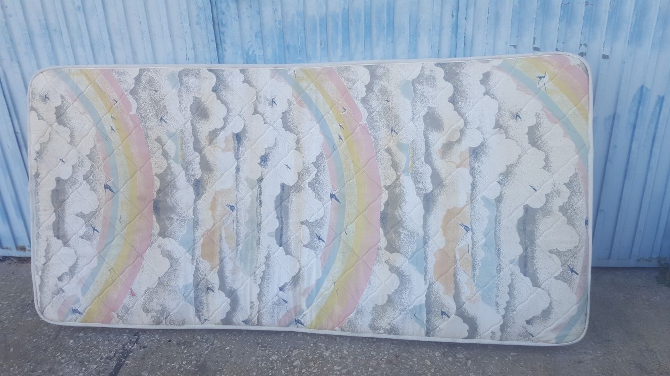 Cama e colchão  para  solteiro