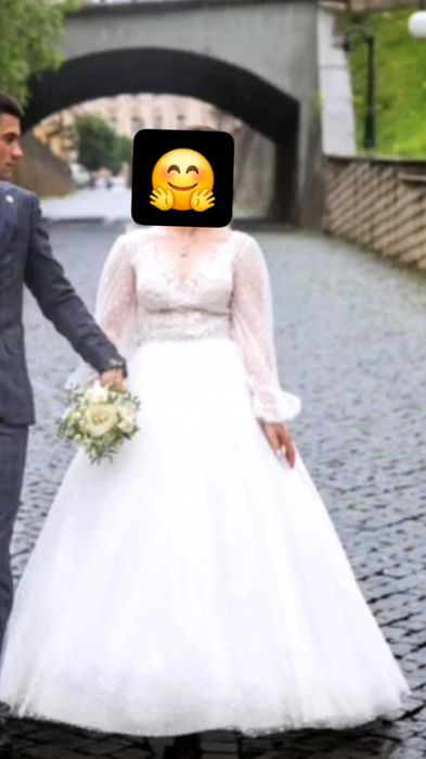 Весільна сукня, в доволі хорошому стані.