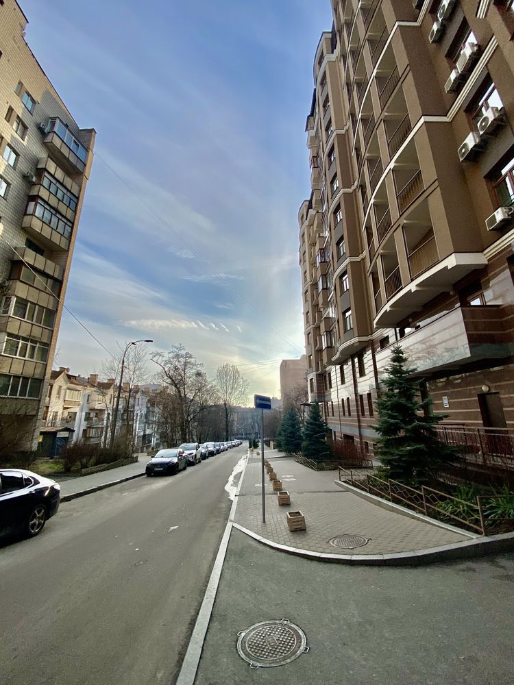 Продам Підземне Паркомісце Київ вул.Гоголівська 43 Торг