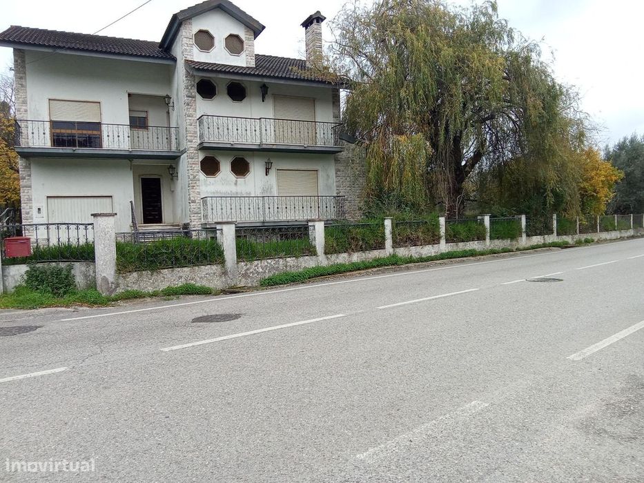 Moradia T6 em Tomar – Bons Acessos e Grande Potencial