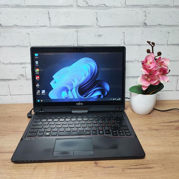 Класний ноутбук Fujitsu T937. Має сенсорний екран та підсвітку клави.
