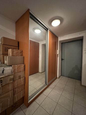 Szafa do zabudowy z drzwiami przesuwnymi.