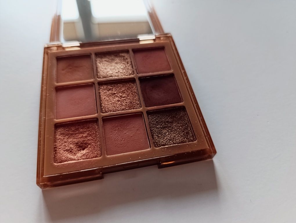 Huda Beauty Nude Midium