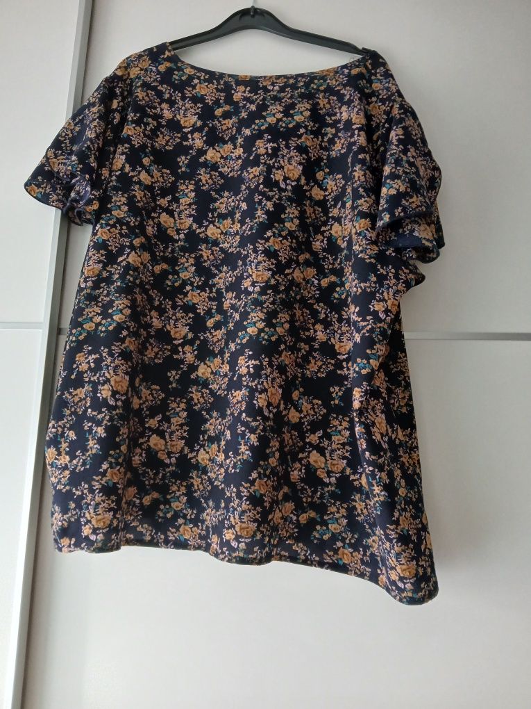 Blusa azul escura com flores douradas