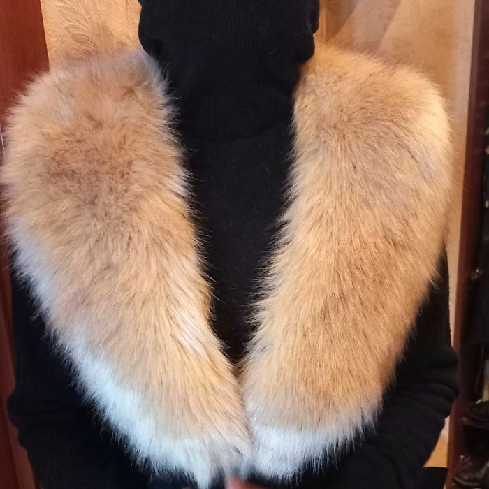 Меховой воротник.