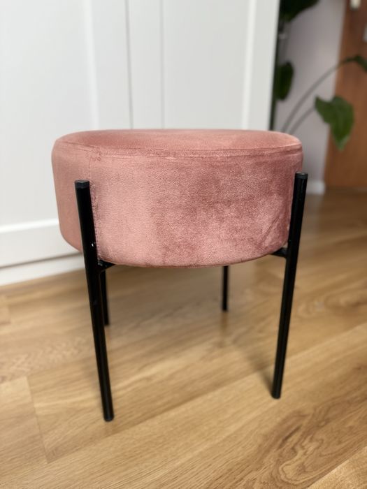 Różowy welurowy taboret pufa