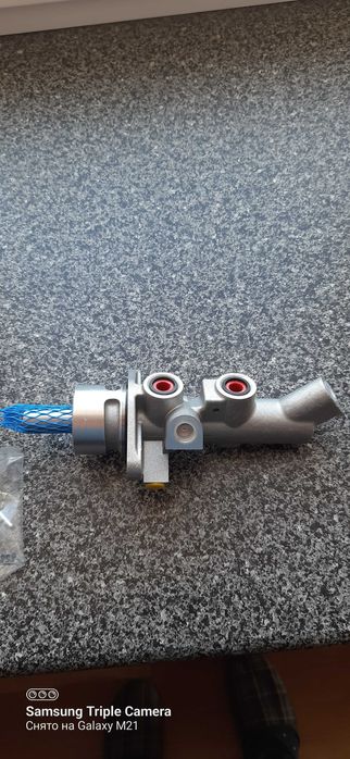 Новий  головний гальмівний ціліндр авго ТОЙОТА АВЕНСИС    ДІЗЕЛЬ  2.2