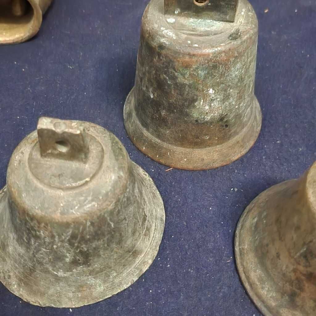Zestaw 9 mosieżnych starych dzwonków