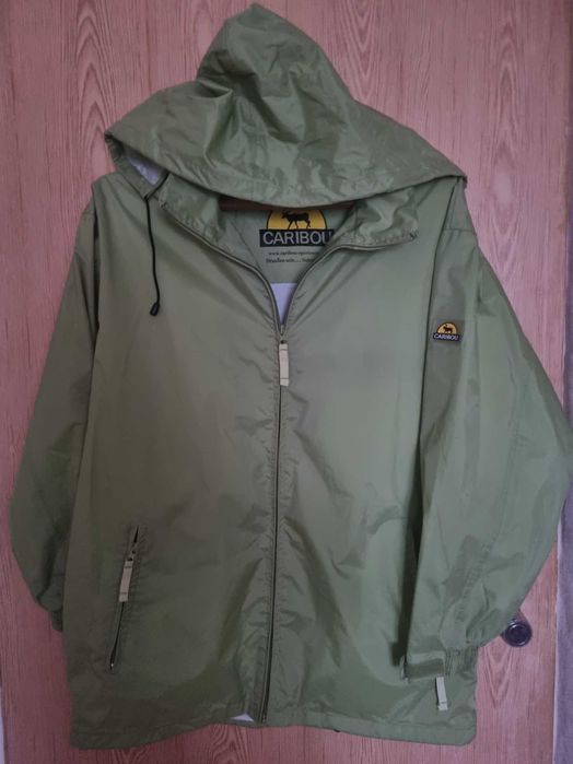 Куртка бренду CARIBOU з, щільної плащової  тканини.