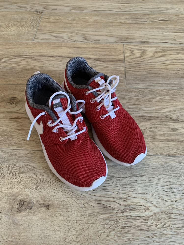 Bordowe czerwone materiałowe sportowe buty rozmiar 37,5 Nike Roshe Run