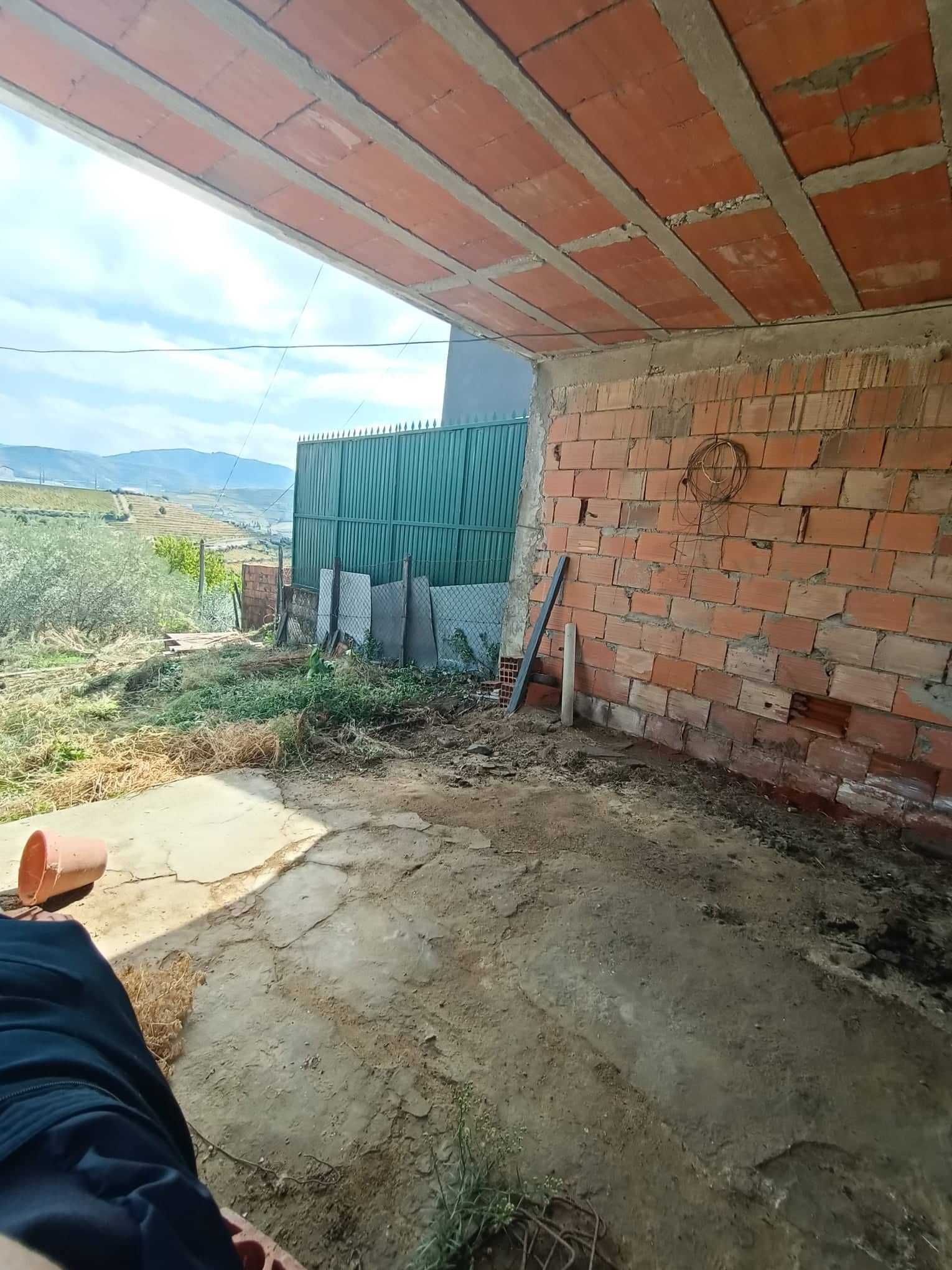 Moradia para recuperar, com terreno em Fontelas, Peso da Régua