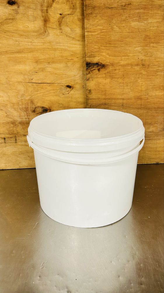 Wiaderka wiadra plastikowe po artykułach spożywczych