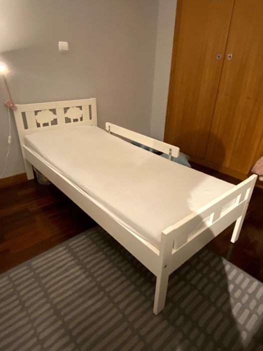 Cama de criança com estrado + colchão + barras de segurança Kritter