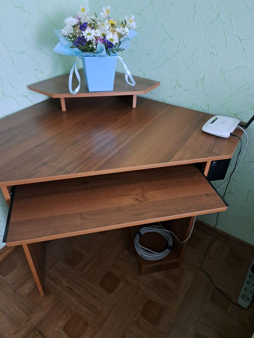 Угловой компьютерный стол