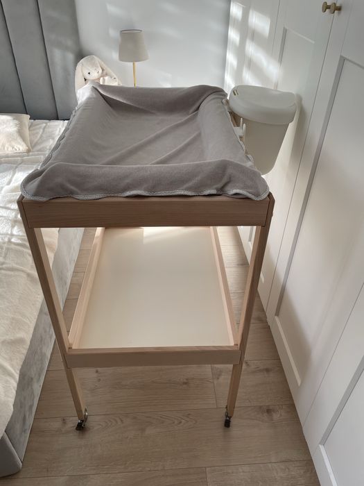 Przewijak dzieciecy IKEA SNIGLAR z kółkami + akcesoria