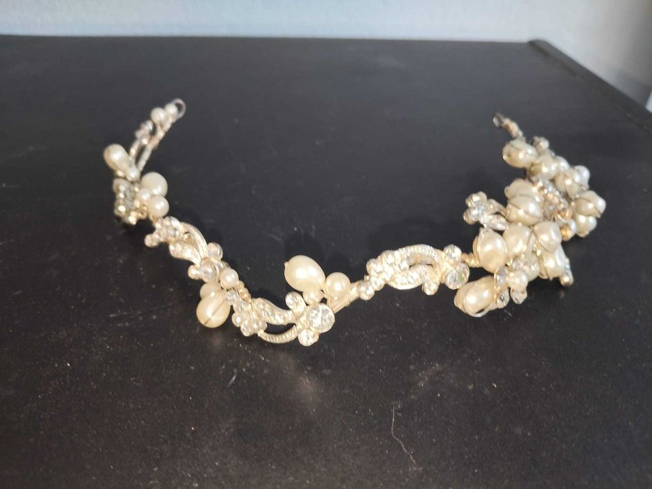 Tiara de Noiva feita com pérolas e cristais