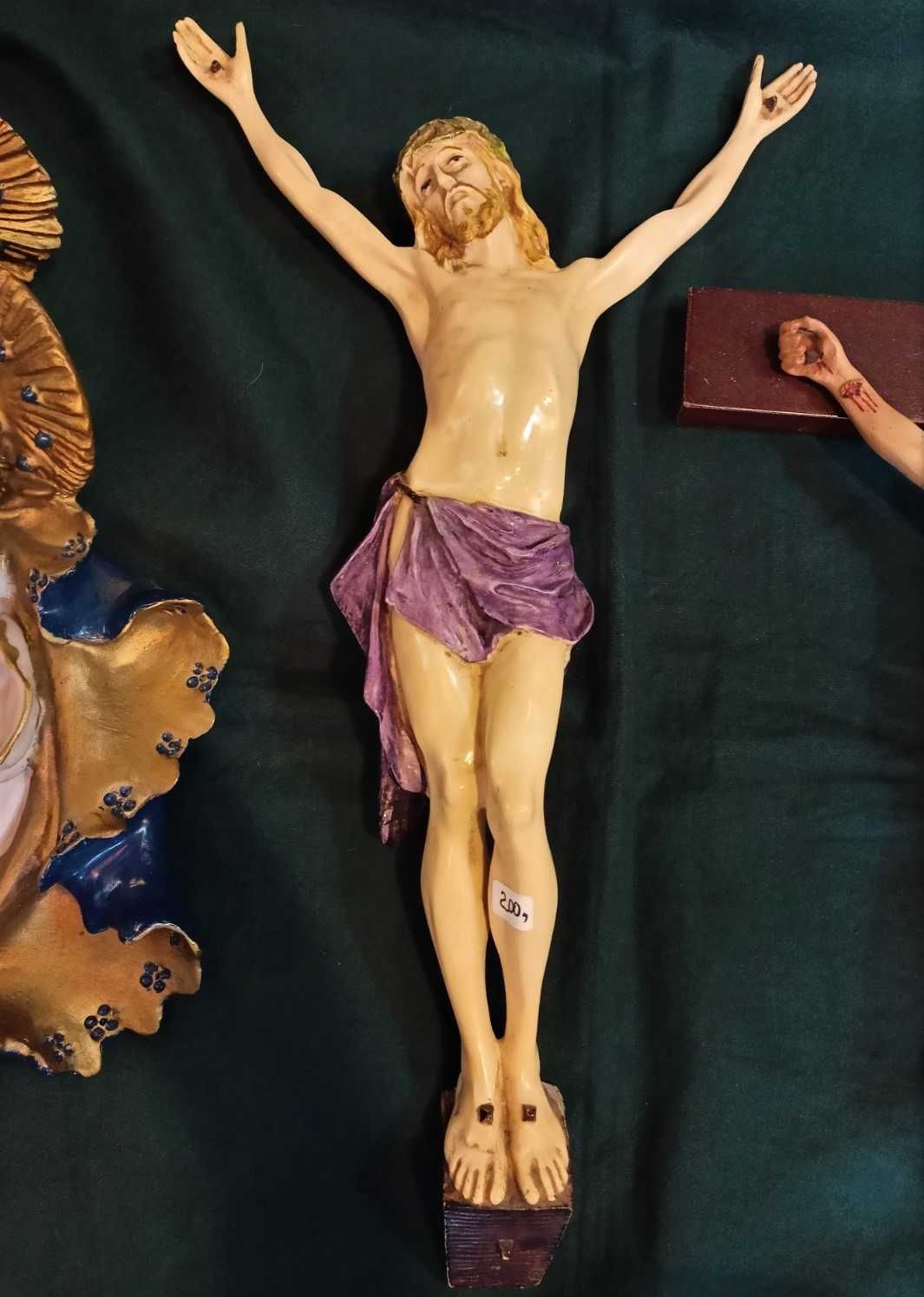 Crucifixos e Nossa Senhora com O Menino