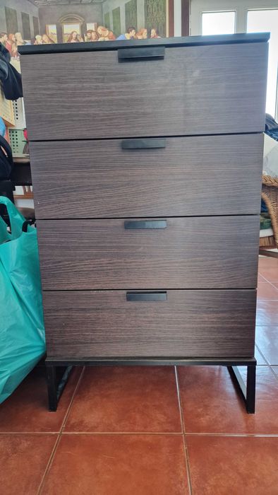 Cómoda com 4 gavetas