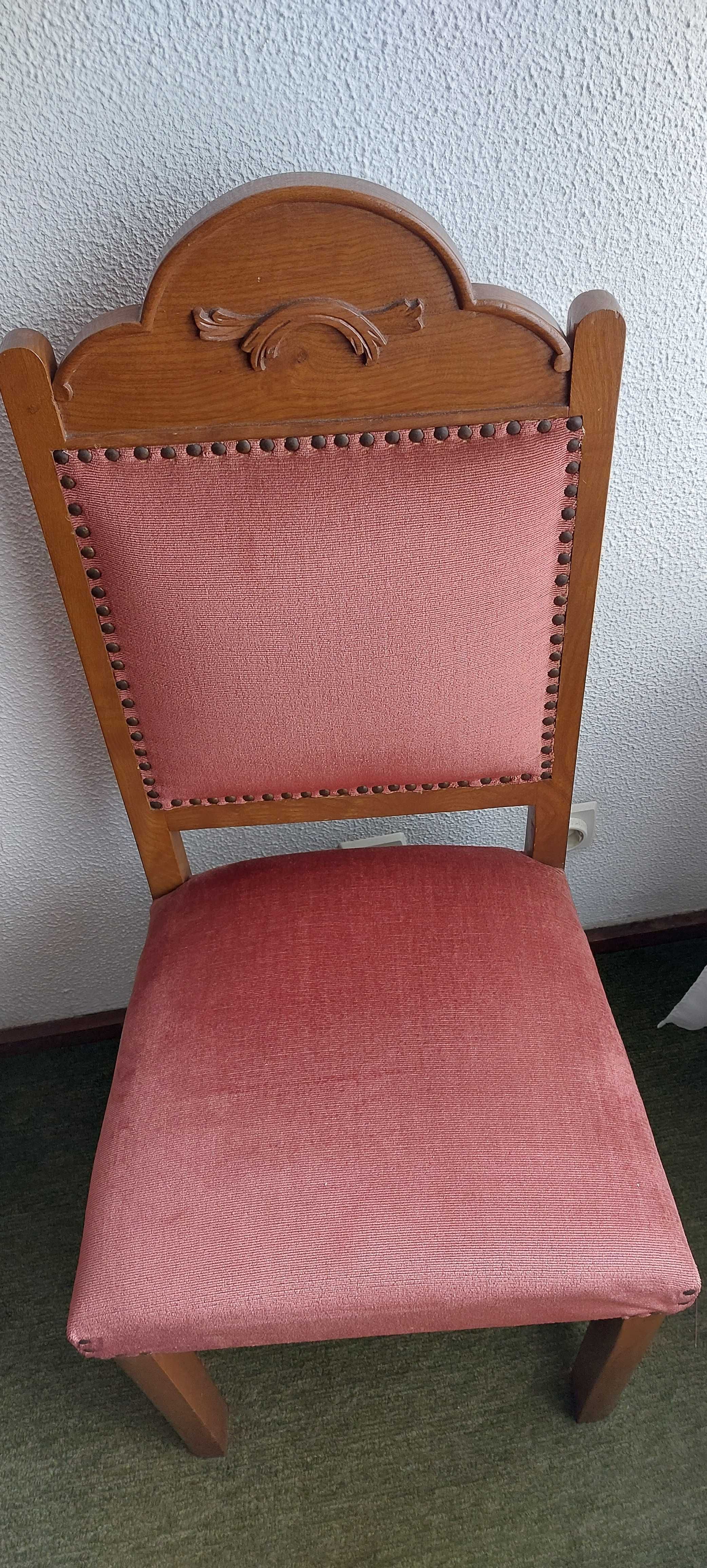 Duas cadeiras de Castanho