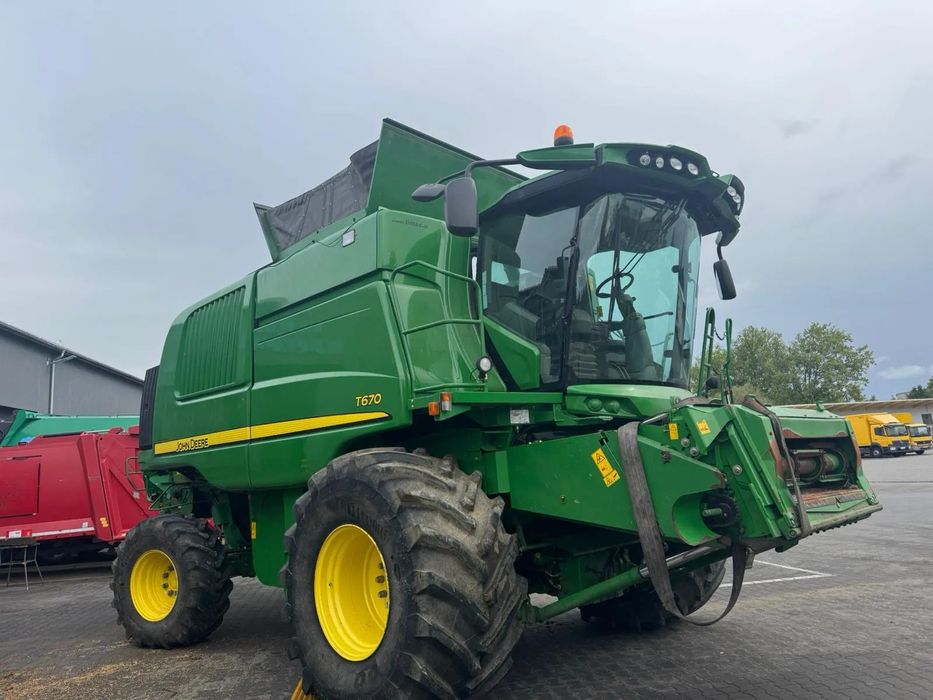 John Deere T670  John Deere T670 – 2013 rok – z hederem