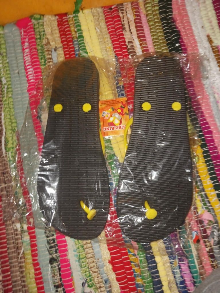 Chinelos Preto e Amarelo n°39