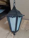 Lampa zewnętrzna wisząca – klasyczny styl, metalowa obudowa