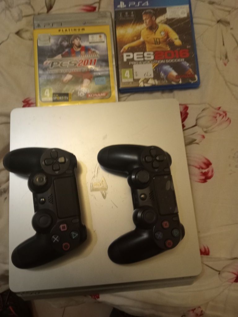 Vendo um PS4 em bom estado de funcionamento tem dois comandos e dois j