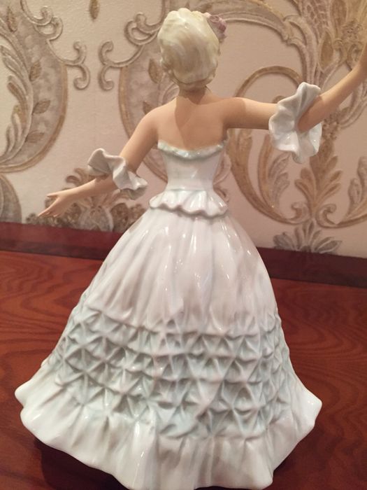 Продам антикварную фарфоровую статуэтку Германия