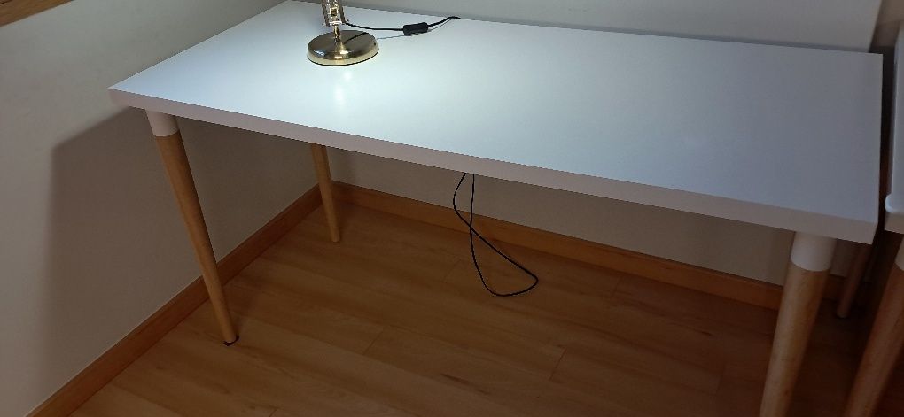 Secretária ikea com pés de madeira