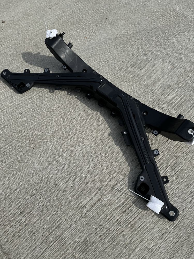 Передня панель радіатора ( телевізор) Tesla M3 - 1110240-00-В, 1083501