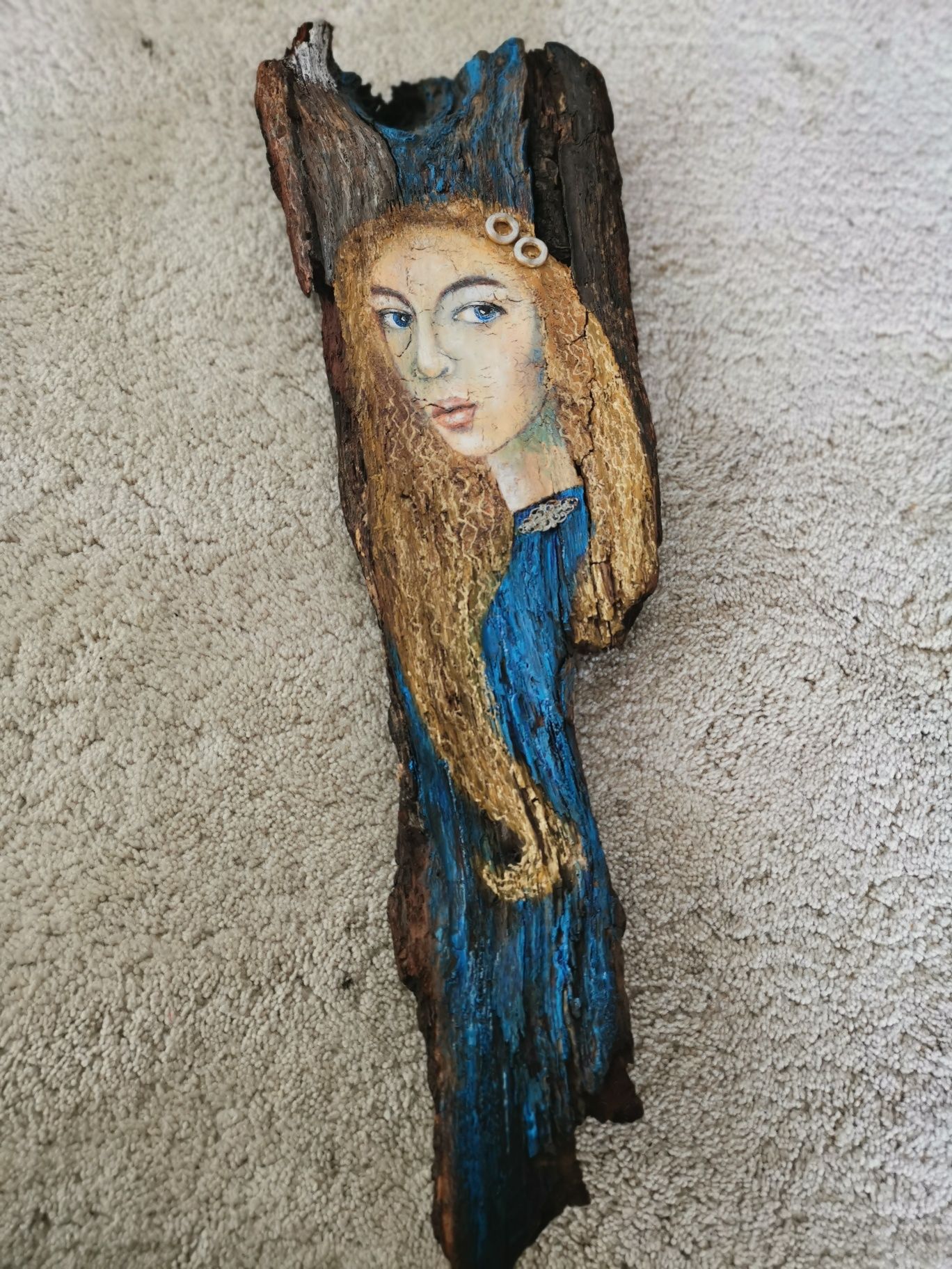 Piękne na drewnie namalowane farbą postać