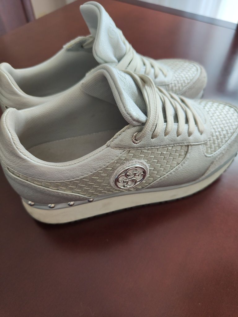 Śliczne sneakersy Guess