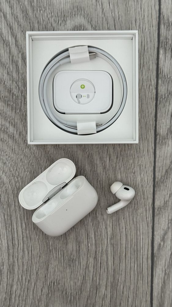 AirPods Pro 2 Lightning (оригінал) Кейс + правий навушник.