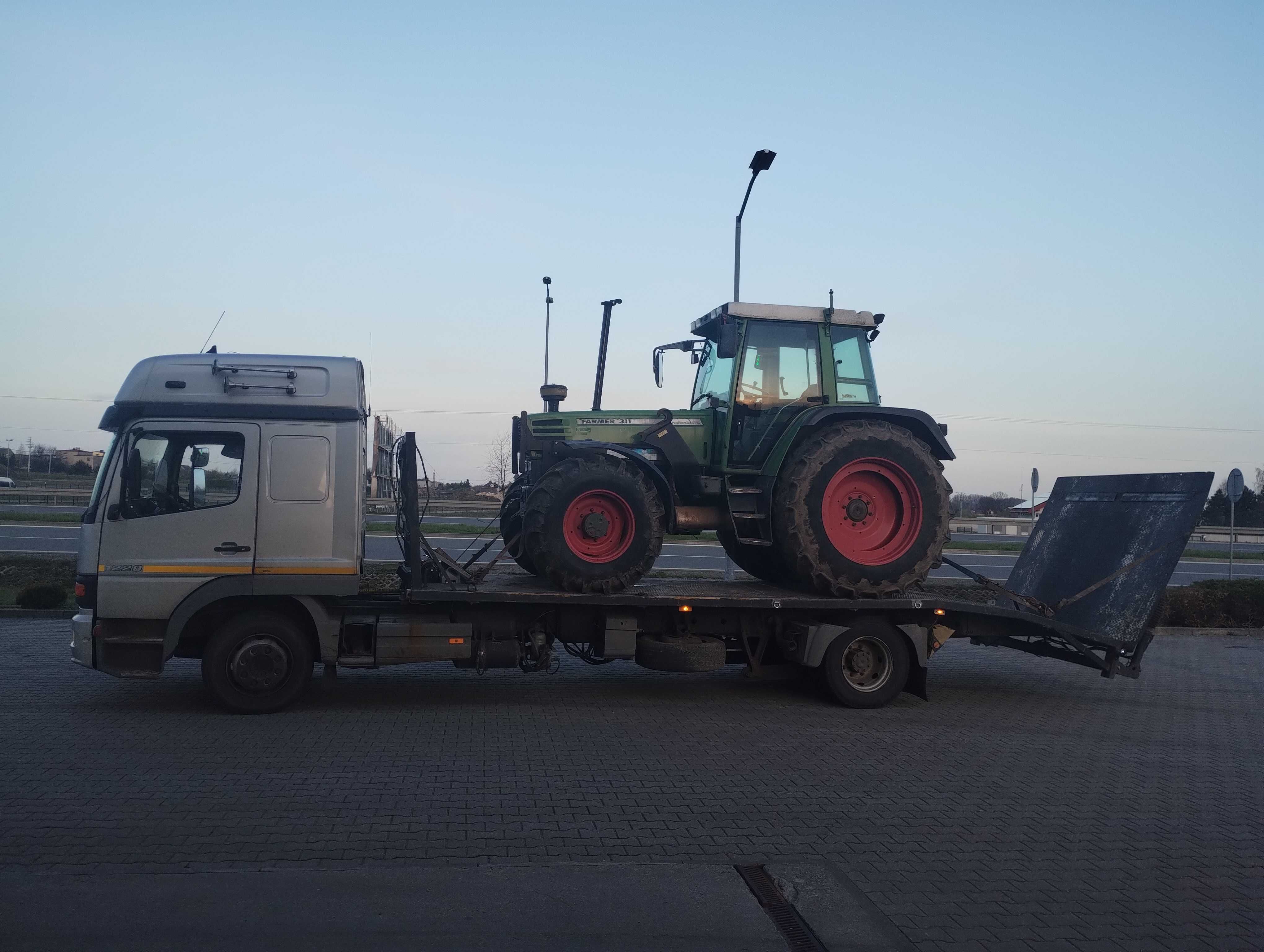 pomoc drogowa laweta  transport pojazdów maszyn rolniczych budowlanych