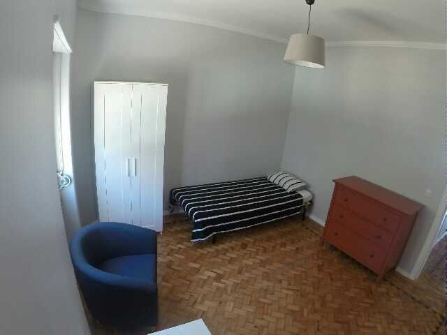 Quarto num apartamento com 3 quartos (linha amarela)