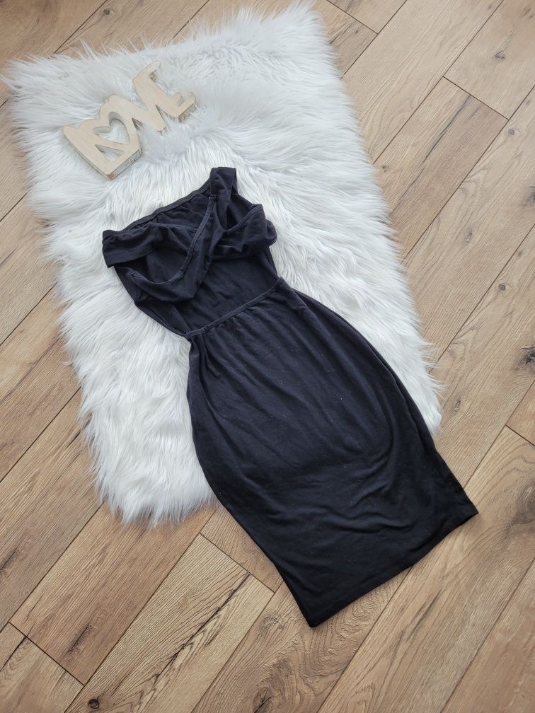 Czarna dopasowana sukienka z odkrytymi plecami