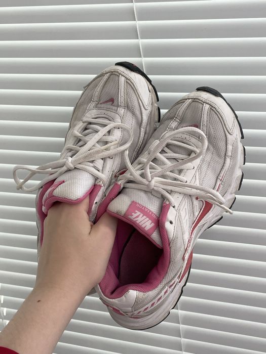 жіночі кросівки nike y2k