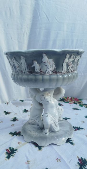 Taça decorativa em porcelana com relevo de querubins