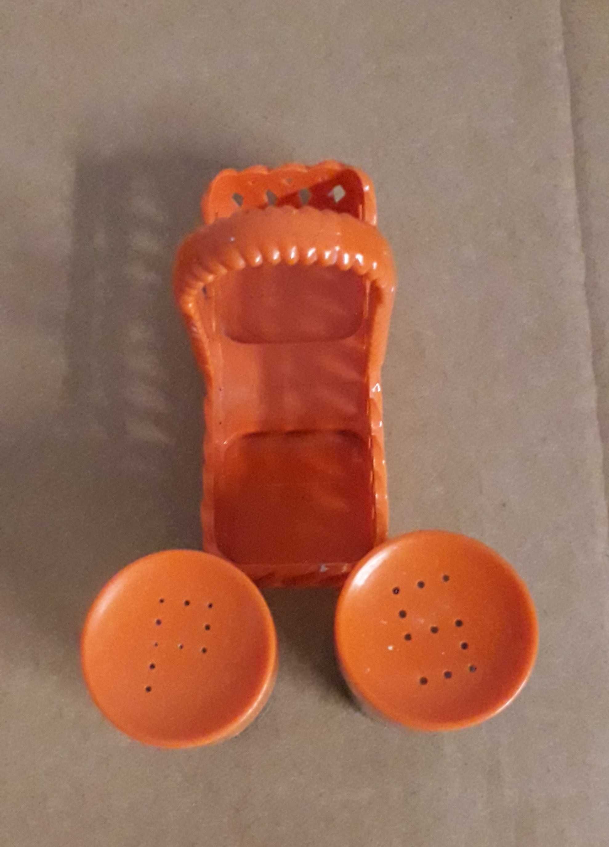 Saleiro e pimenteiro em plástico, cor de laranja
