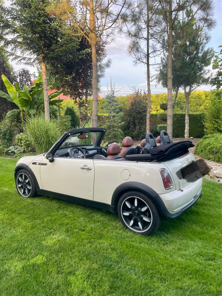 Mini Cooper Cabrio Sidewalk