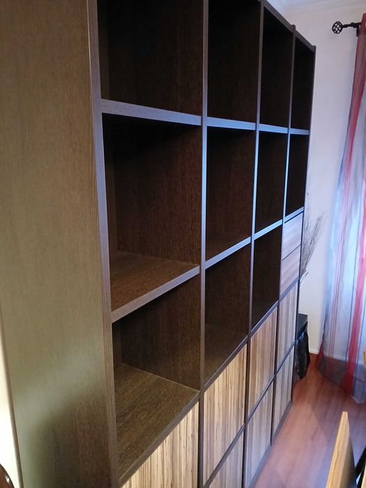 Estante grande com arrumacao