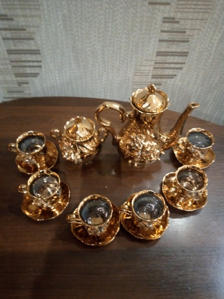 Продам чайный сервиз золотистого цвета  керамика