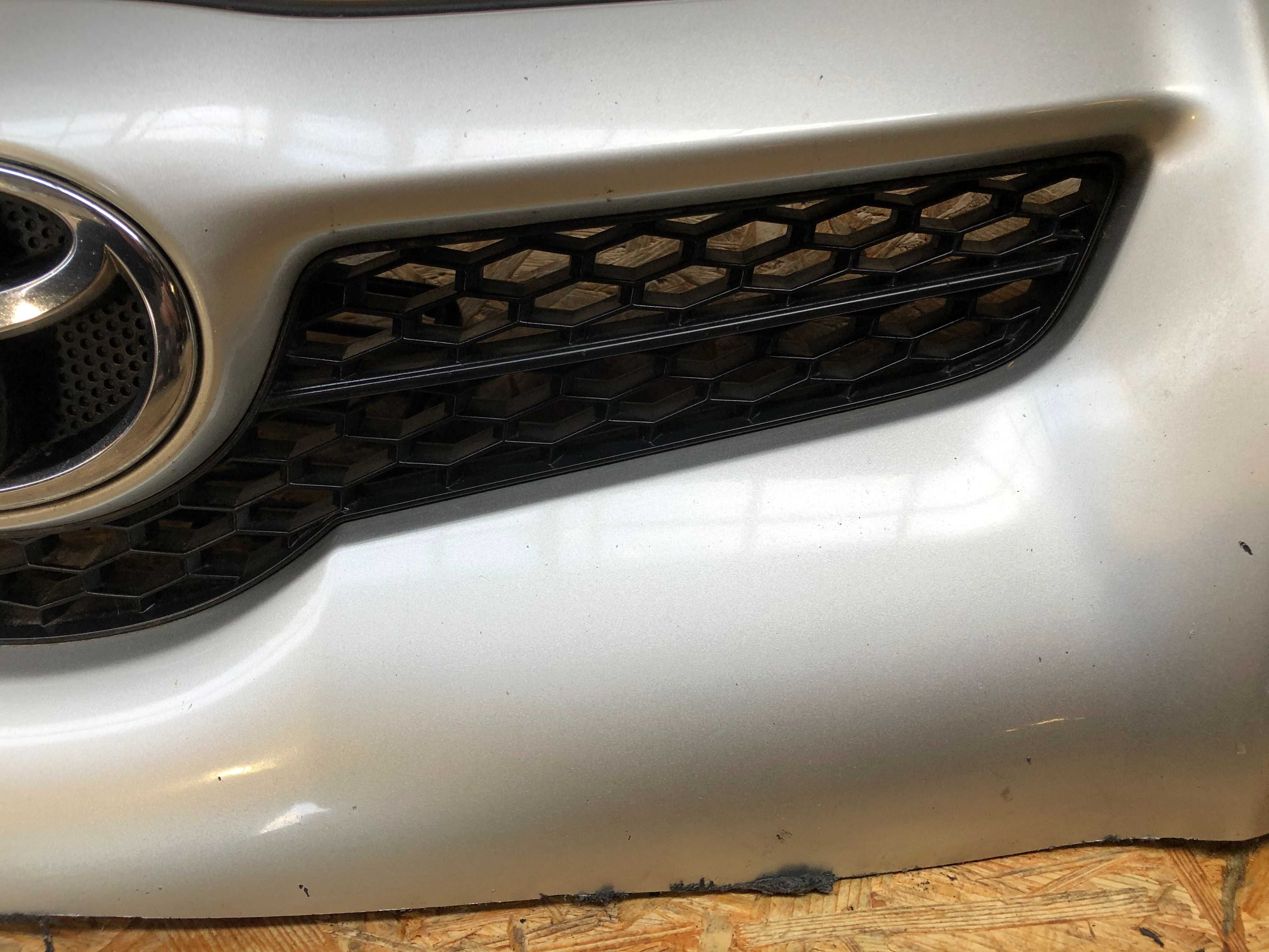 Grill/atrapa/kratka zderzaka toyota auris