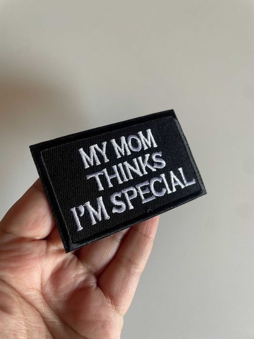 Emblema My Mom Thinks I'm Special