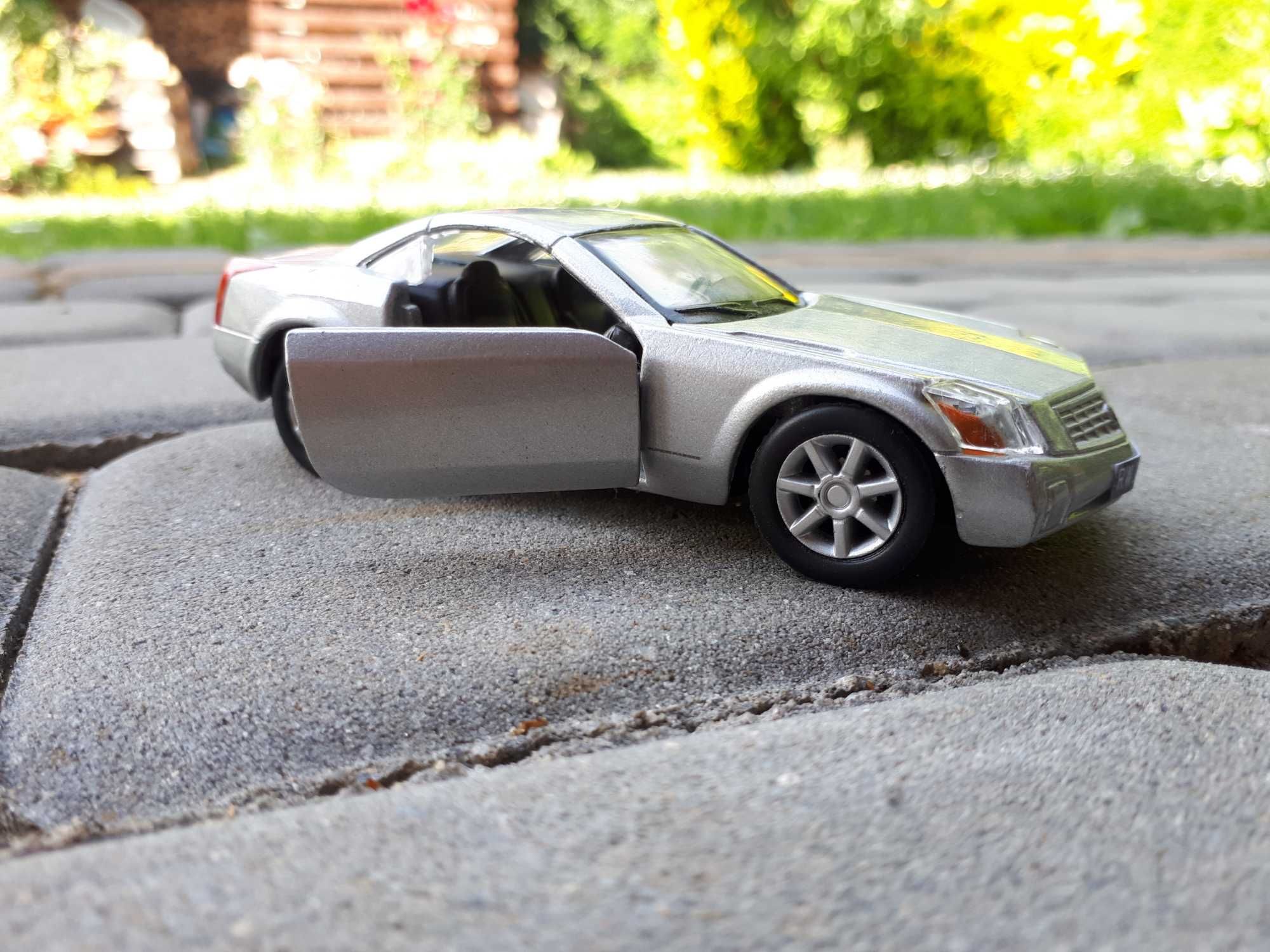 Cadillac EVOQ 1:37, czarne tablice