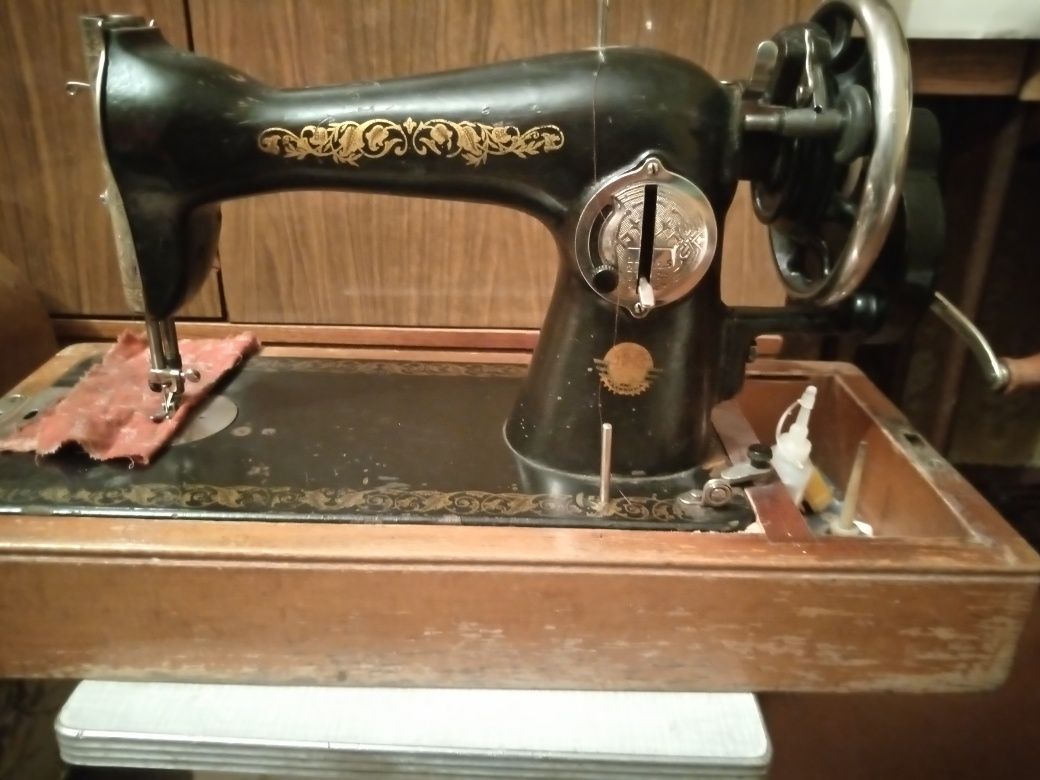 Швейная машинка "Подолка"